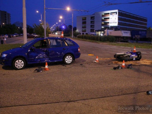 Střet motocyklu Yamaha s osobním automobilem Škoda Fabia