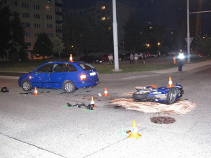 Střet motocyklu Yamaha s osobním automobilem Škoda Fabia