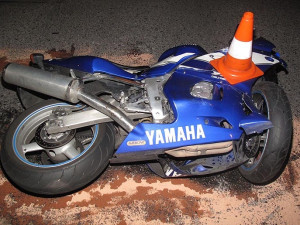 Střet motocyklu Yamaha s osobním automobilem Škoda Fabia