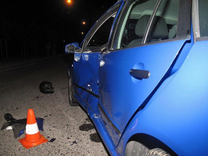 Střet motocyklu Yamaha s osobním automobilem Škoda Fabia