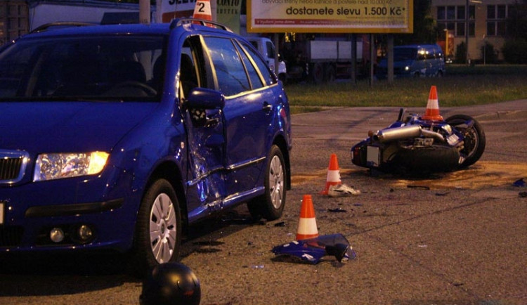 Střet motocyklu Yamaha s osobním automobilem Škoda Fabia