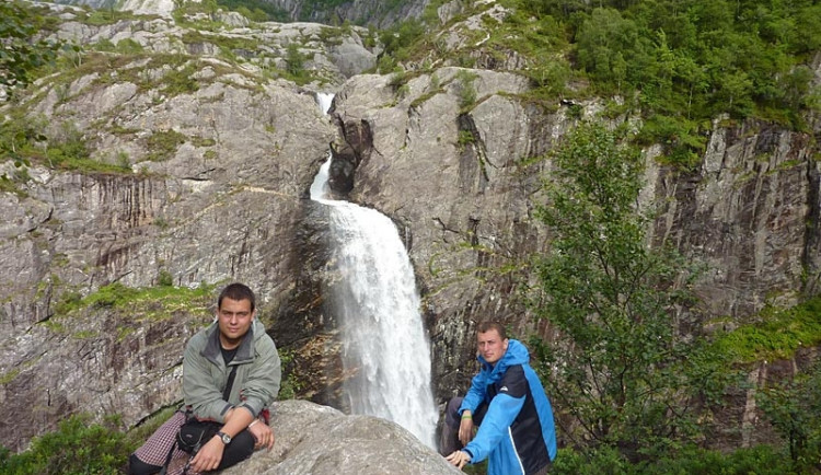 Honza a Jarda u vodopádu Manafossen