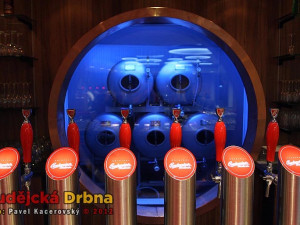 Robustní bar s kruhovým průhledem na pivní tanky