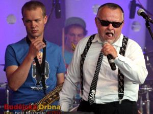 Předskokani Doktor P.P. Na snímku zpěvák Petr Pečený