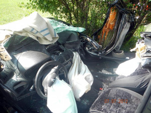 Peugeot 206 po nárazu do stromu u Nesměně