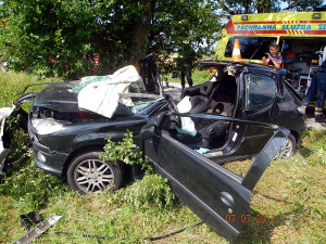 Mladá posádka peugeotu se zranila po nárazu do stromu