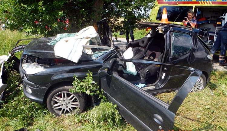 Peugeot 206 po nárazu do stromu u Nesměně