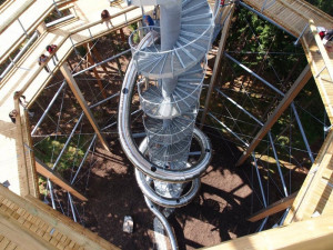 Tobogán je dlouhý 52 metrů a má převýšením 24 metrů