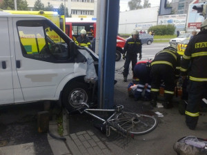 V Budějcích srazilo auto ženu, která vedla kolo