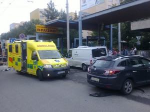 V Budějcích srazilo auto ženu, která vedla kolo