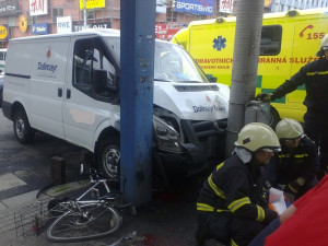 V Budějcích srazilo auto ženu, která vedla kolo