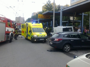 V Budějcích srazilo auto ženu, která vedla kolo