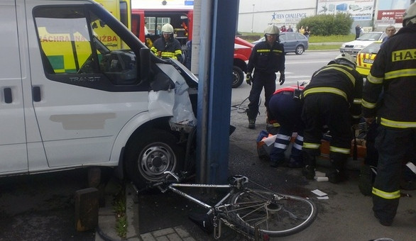 V Budějcích srazilo auto ženu, která vedla kolo