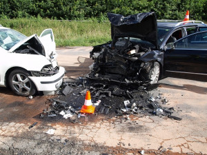 Při čelní srážce dvou aut na jihu Čech se zranilo deset lidí