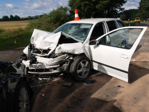 Při čelní srážce dvou aut na jihu Čech se zranilo deset lidí