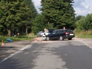 Při čelní srážce dvou aut na jihu Čech se zranilo deset lidí