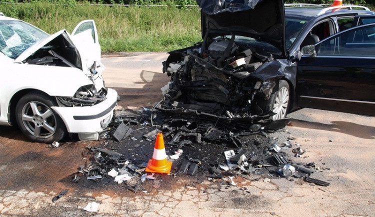 Při čelní srážce dvou aut na jihu Čech se zranilo deset lidí