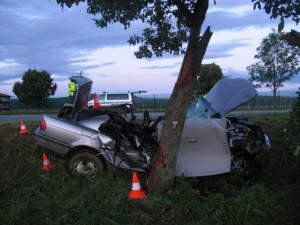 Řidič a nezletilá spolujezdkyně zemřeli při nárazu do stromu