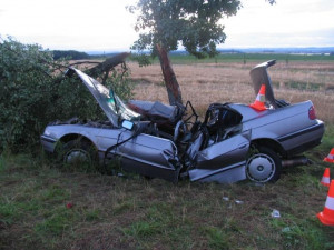 Řidič a nezletilá spolujezdkyně zemřeli při nárazu do stromu