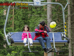 Na vrchol se dá dostat jak lanovkou, tak autobusem