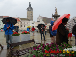 Budějčáci se ani přes vytrvalý déšť nenechali odradit od kulturního pamlsku