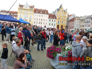 Posluchačů příjemné muziky se na náměstí sešlo poměrně dost