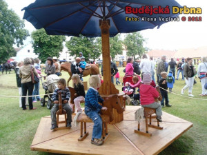 Úchvatný dřevěný kolotoč děti náramně bavil