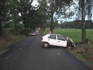 Škoda Felicia mladého řidiče z Liberecka po nehodě u Čakova