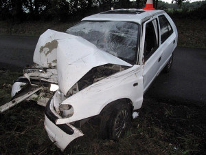 Škoda Felicia mladého řidiče z Liberecka po nehodě u Čakova