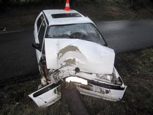 Škoda Felicia mladého řidiče z Liberecka po nehodě u Čakova