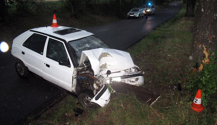 Škoda Felicia mladého řidiče z Liberecka po nehodě u Čakova