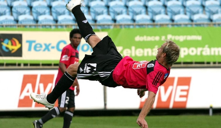 Takhle si zastřihal při loňském domácím duelu s Olomoucí zkušený středopolař Rudolf Otepka