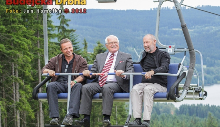 Starosta Lipna Zdeněk Zídek (na snímku zcela vlevo) vedle prezidenta republiky Václava Klause