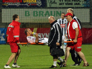 Autor jediné branky zápasu Rudolf Otepka zamířil na nosítkách přímo do šatny