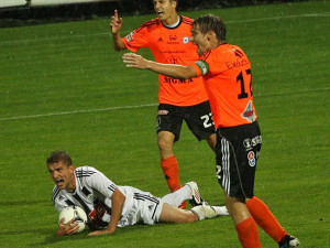 Filip Rýdel se dožaduje penalty, Janotka (v pozadí) a viník Škerle jsou opačného názoru