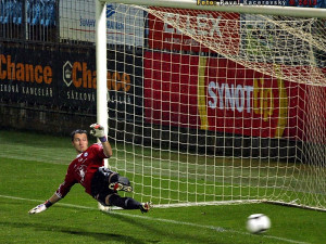 Olomoucký gólman Martin Šustr směr Otepkovy penalty nevystihl