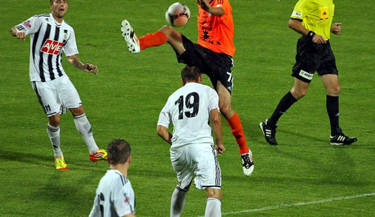 Útočník Sigmy Michal Ordoš ve výskoku nad Filipem Rýdelem