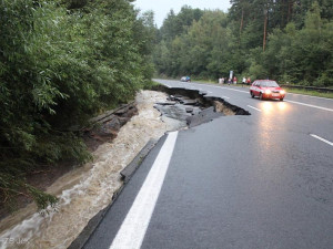 Následky přívalového deště na hlavním tahu z Budějc do Krumlova u osady Rájov
