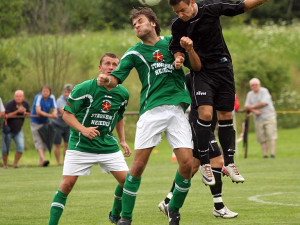 Jakub Kabele v hlavičkovém souboji s Michalem Klivandou
