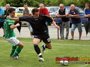 Rychlonohý Emir Zeba obchází Václava Nováka