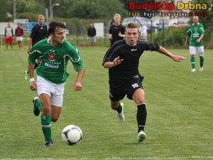 Tihle dva se na hřišti potkávali dost často - střelec dvou gólů Strakonic Zdeněk Linhart (vpravo) a řízný bek Michal Klivanda