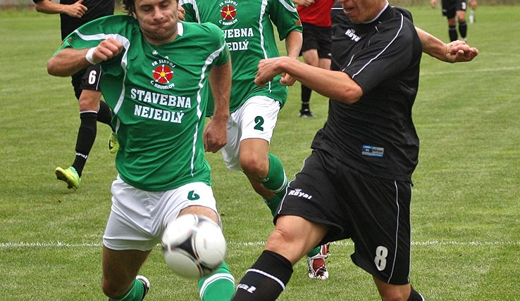 S Petrem Benátem (na snímku vpravo, stíhá jej Michal Klivanda) sice Dynamo v nové sezoně nepočítá, přesto se v dresu farmy blýskl dvěma brankami