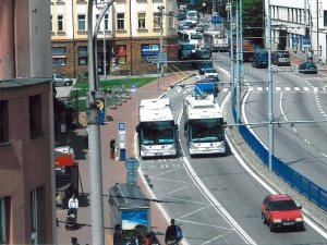 Do ulic vyjelo pět nových trolejbusů, město nákupem ušetřilo