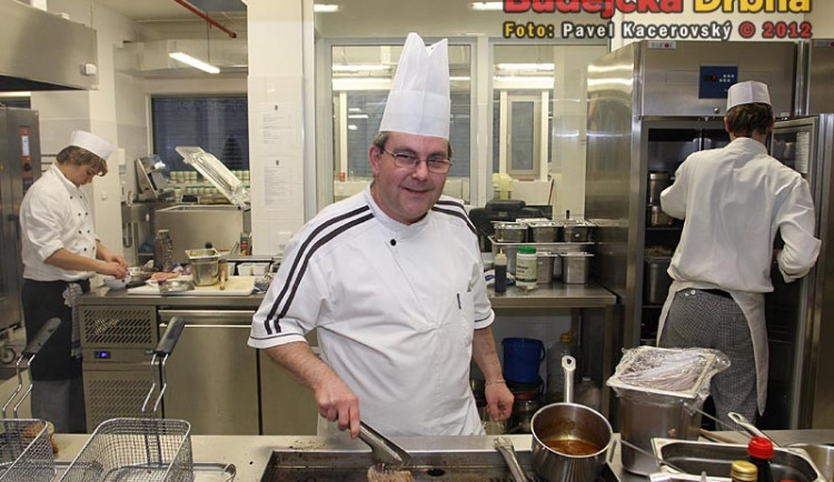 Když je potřeba, šéfkuchař Peter Hoffmann se postaví i k plotně