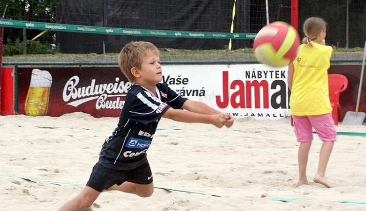Děti se můžou o prázdninách vyřádit na beachvolejbalových kurtech
