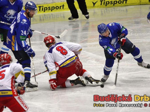 Kazašský reprezentant v dresu Astany Roman Starchenko odvrací puk od klečícího Jakuba Suji