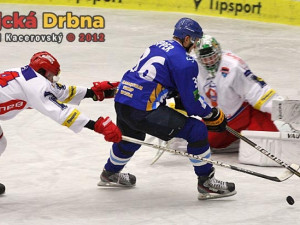 Střelec první branky Astany Upper před Lukášem Sáblíkem, brání ho Vráblík