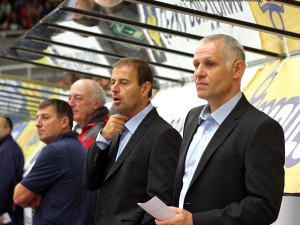 Trenérské duo Mountfieldu Peter Draisaitl (v popředí) a Radek Bělohlav