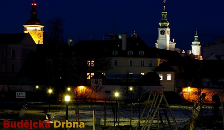 Noční pohled ze Sokolského ostrova směrem na náměstí