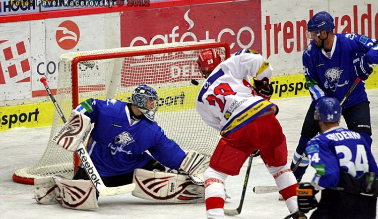 Důležitý moment utkání - Kašpařík tečuje Mikušovu ránu a Motor srovnává těsně před koncem na 4:4